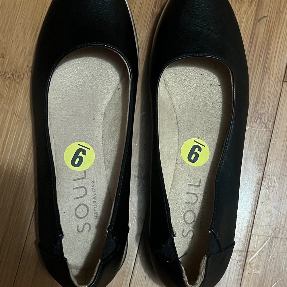 Naturalizer black leather shoes